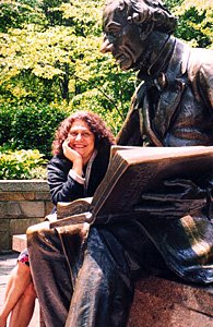 Junto da estátua de Hans Christian Andersen, em Nova Iorque.