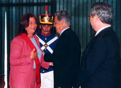 Com o presidente Fernando Henrique Cardoso, recebendo a Ordem do Mérito Cultural.