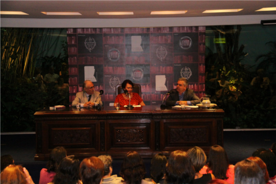 Na mesa, com o escritor Olavo Romano e Rogério Tavares, representante da FIAT
